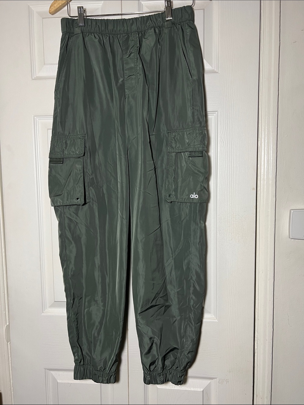 Alo Yoga It Girl Cargo Jogger Pant Women’s Medium Green - Picture 2 of 8